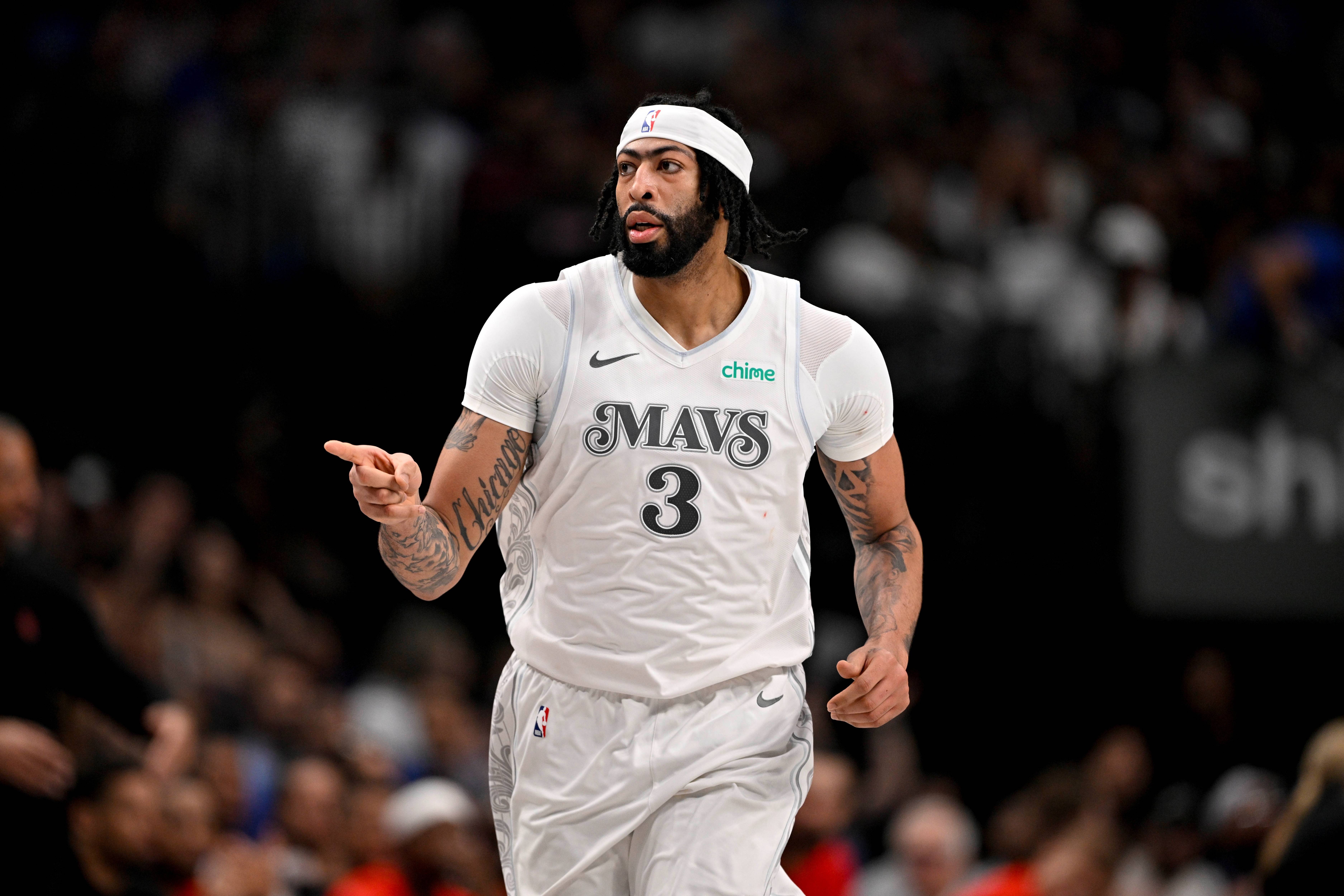 轻松进入平台-浓眉哥迎来七赛季出色发挥，湖人观众热烈欢呼！-轻松进入平台