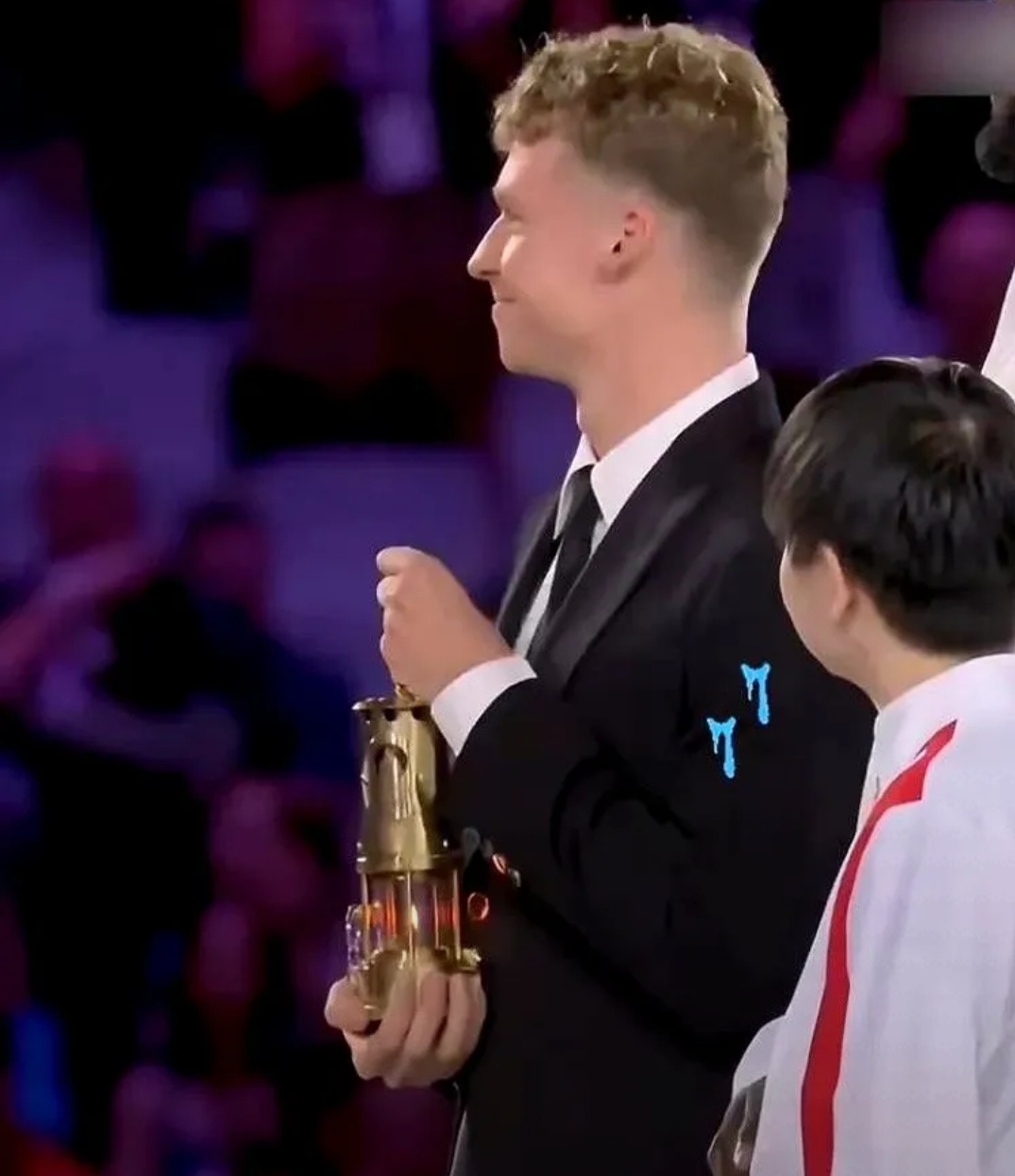 开云体育官网-德布劳内焦点对战，莎拉波娃与80激战拜仁分钟，刷新纪录胜负难料！观众掌声雷动-开云体育官网